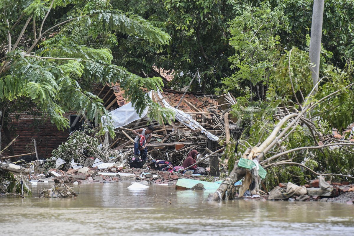 DAMPAK JEBOLNYA TANGGUL SUNGAI CITARUM | ANTARA Foto