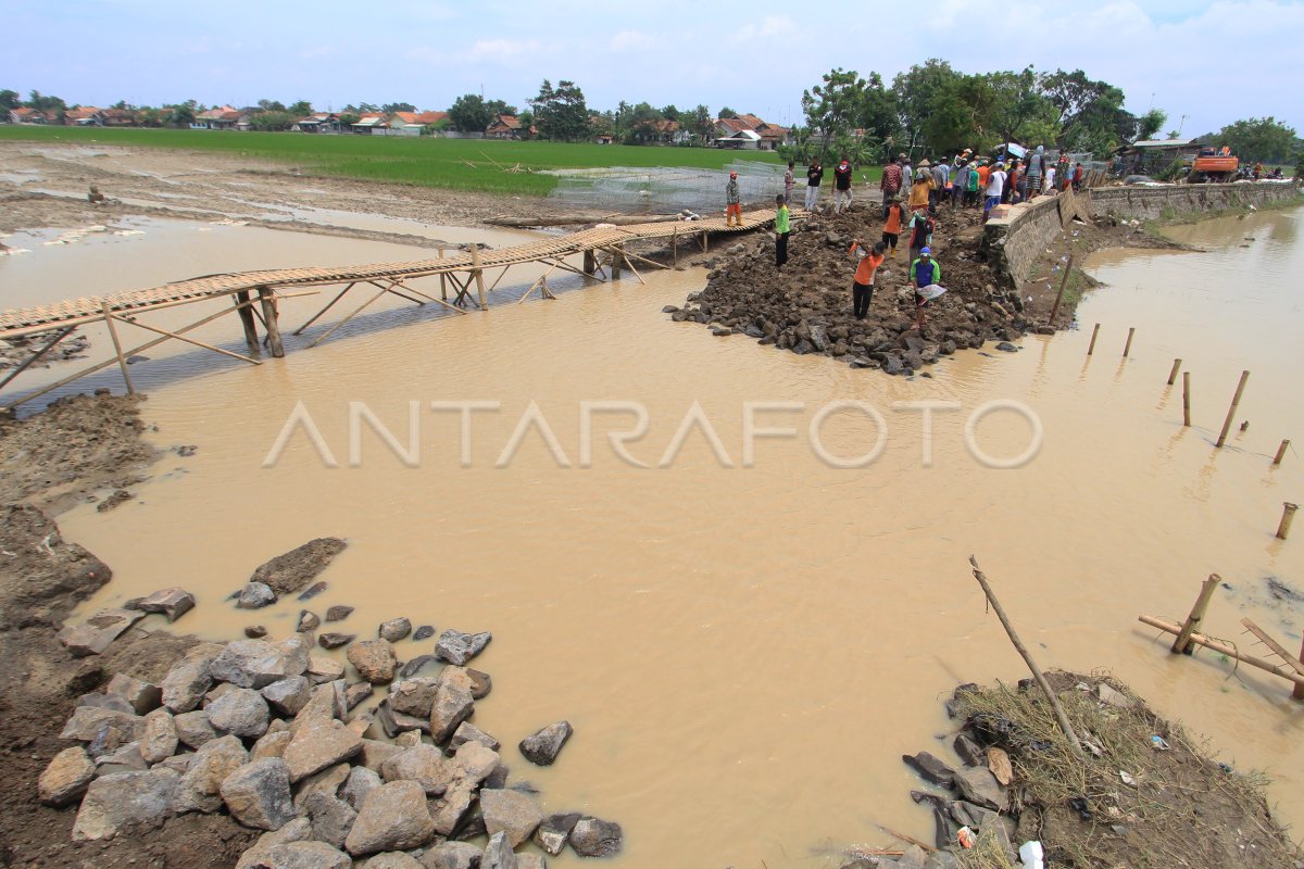 GOTONG ROYONG PERBAIKI TANGGUL JEBOL | ANTARA Foto