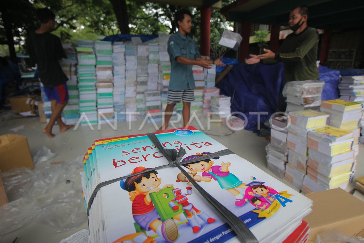 PENJUALAN BUKU DI TENGAH PANDEMI COVID-19 | ANTARA Foto