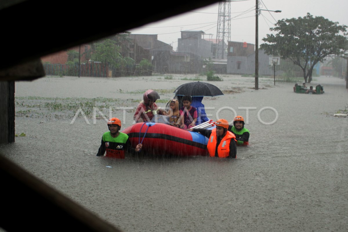 Evakuasi Korban Banjir Di Makassar Antara Foto