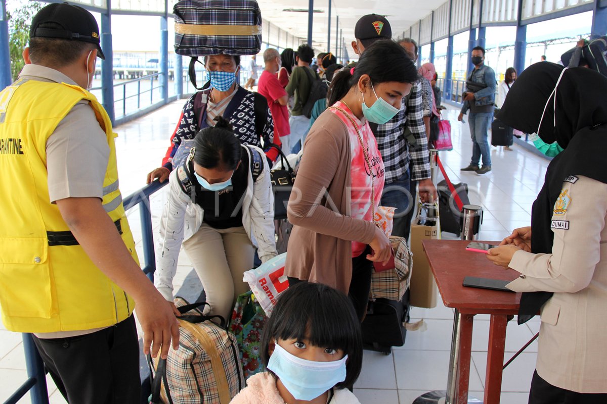 PEMERIKSAAN KESEHATAN PENUMPANG PELABUHAN DUMAI DIPERKETAT | ANTARA Foto