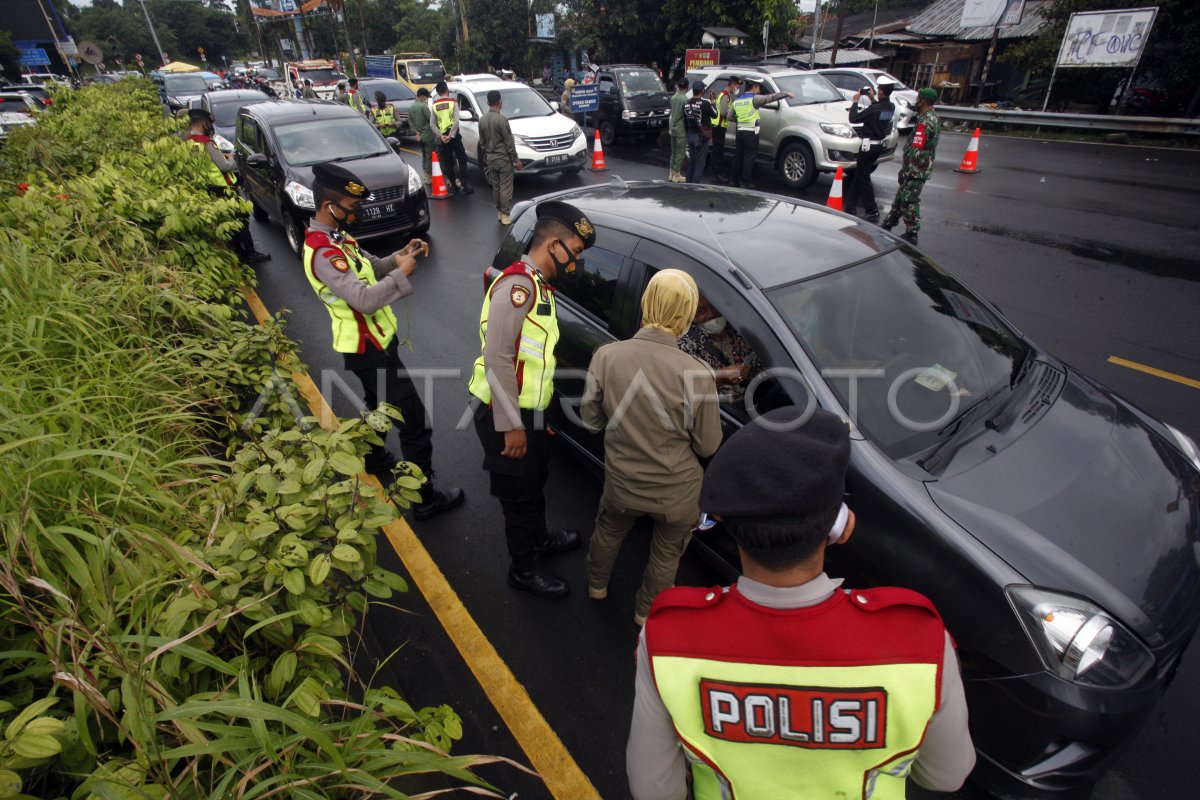 PENYEKATAN KENDARAAN WISATAWAN PUNCAK BOGOR | ANTARA Foto