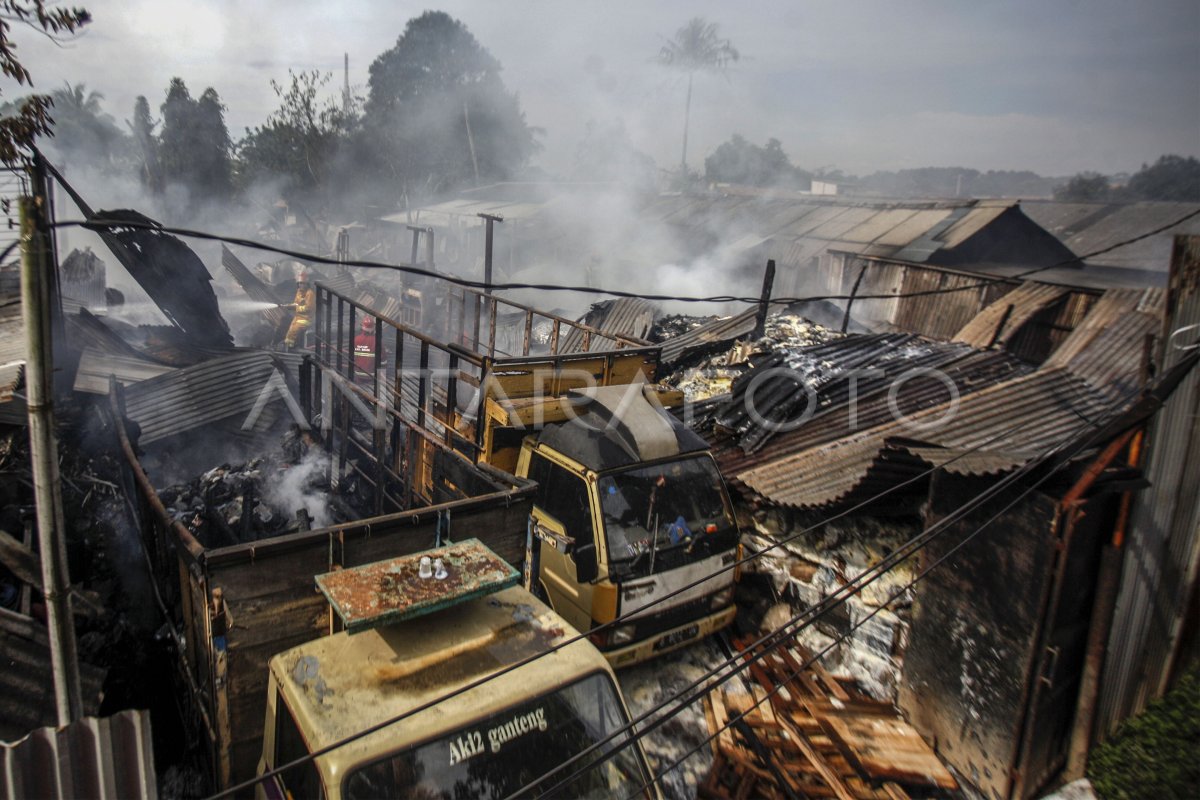 KEBAKARAN GUDANG BARANG BEKAS | ANTARA Foto