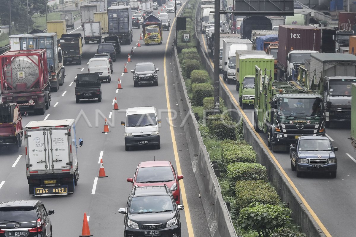 Kemacetan Di Tol Japek Akibat Perbaikan Jalan Antara Foto 7076