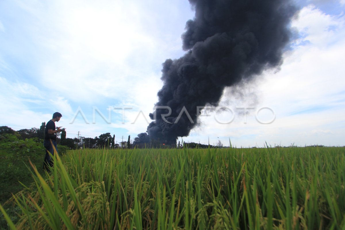 KEBAKARAN TANGKI PERTAMINA BALONGAN BELUM PADAM | ANTARA Foto