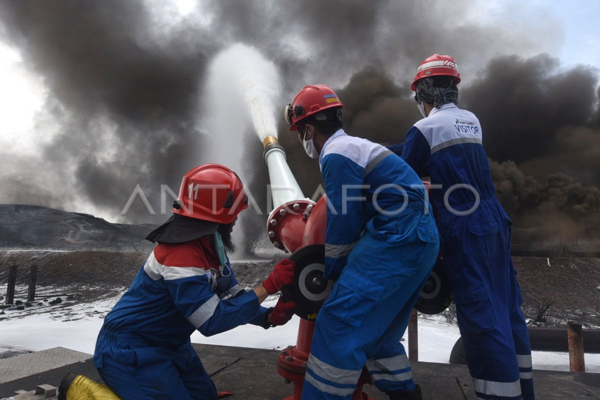 UPAYA PEMADAMAN KEBAKARAN TANGKI DI KILANG BALONGAN | ANTARA Foto