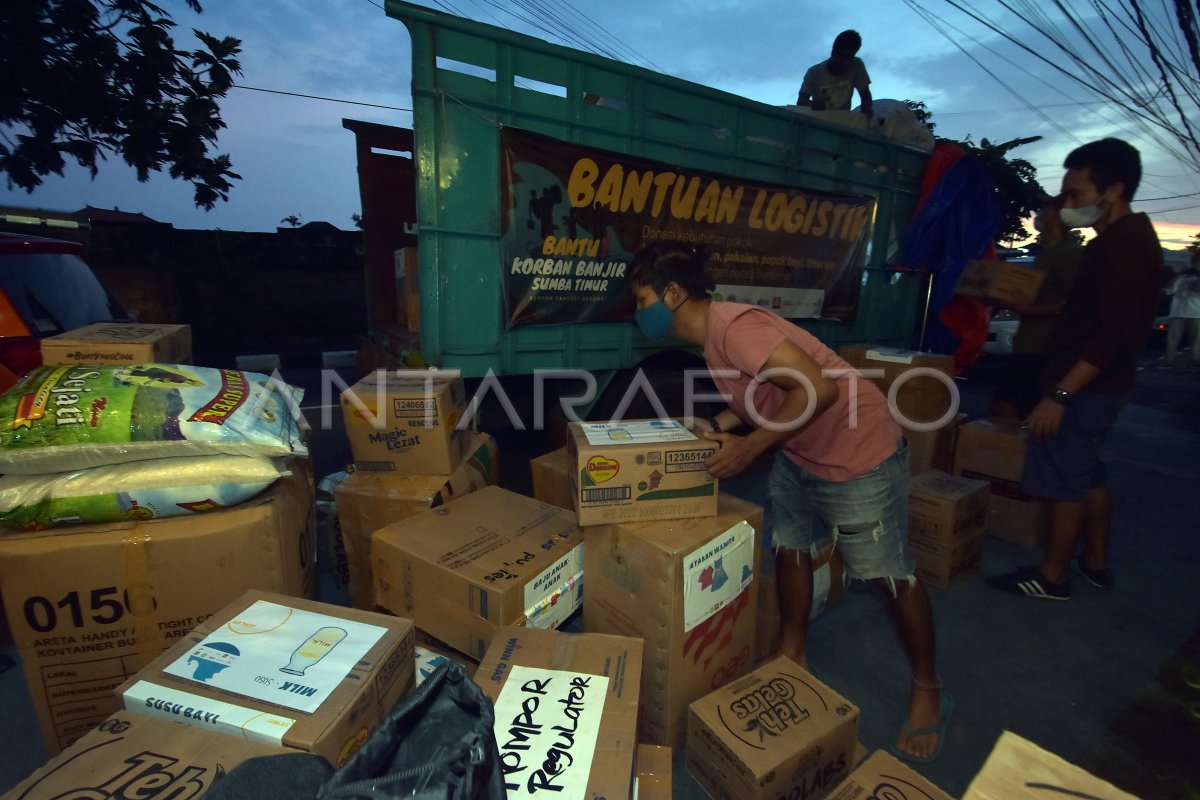 BANTUAN LOGISTIK UNTUK KORBAN BANJIR BANDANG DI NTT | ANTARA Foto