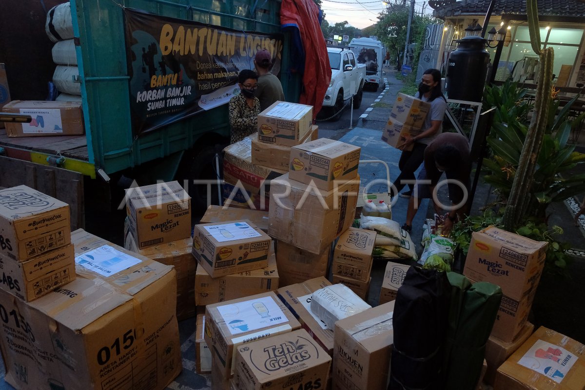 BANTUAN LOGISTIK UNTUK KORBAN BANJIR BANDANG DI NTT | ANTARA Foto