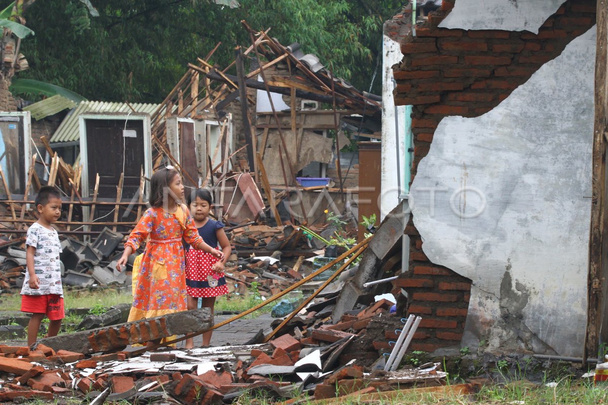 KERUSAKAN AKIBAT GEMPA DI MALANG | ANTARA Foto