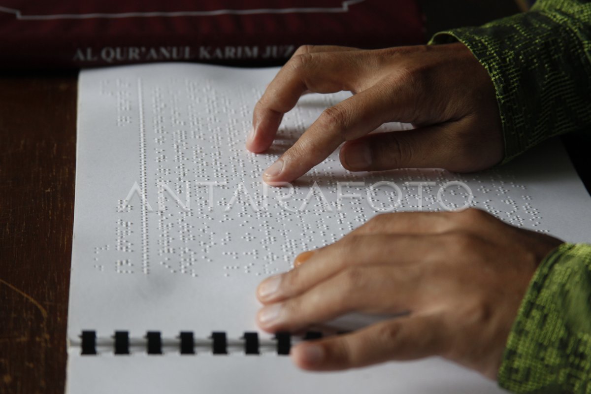 MENGAJI AL QURAN BRAILLE | ANTARA Foto