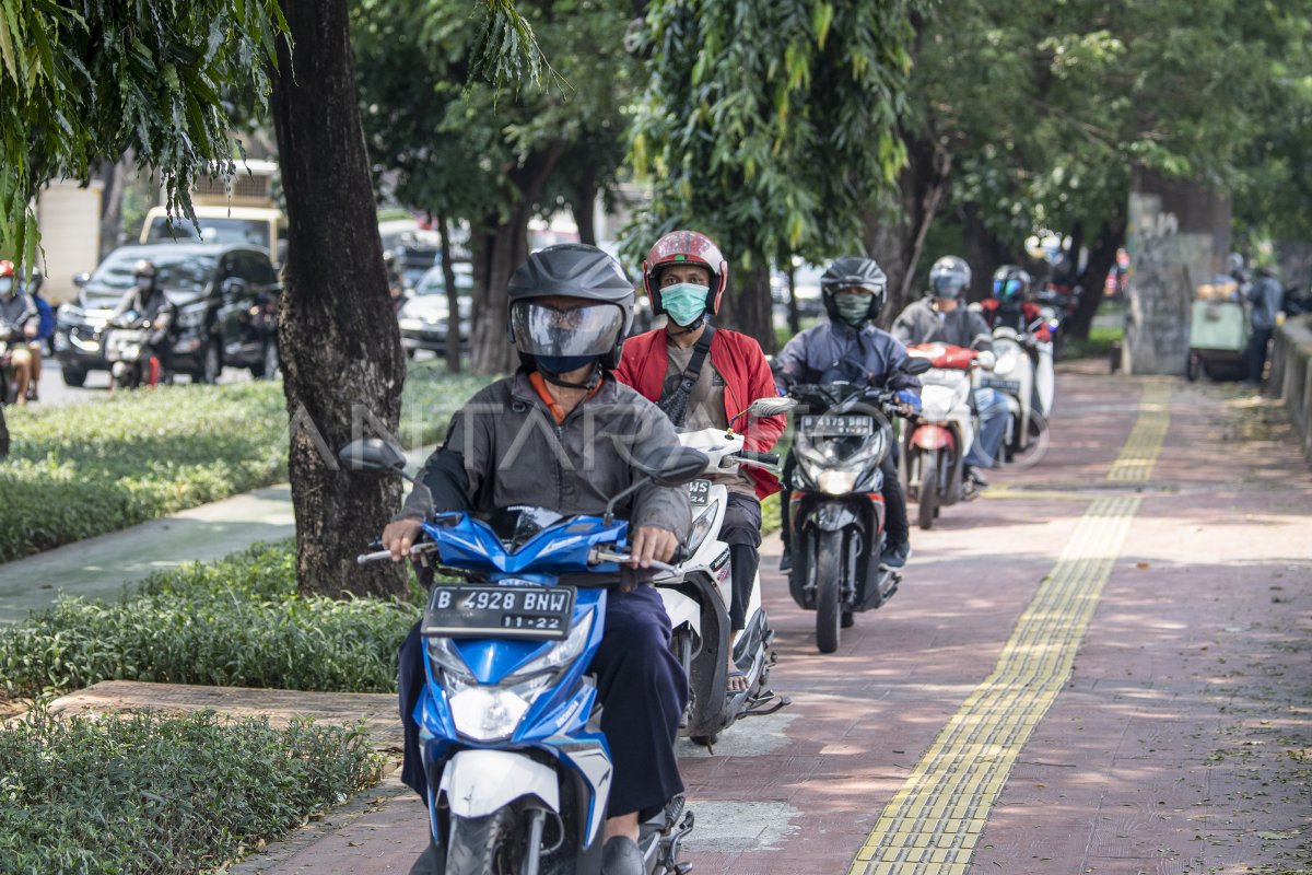 PENGENDARA MOTOR GUNAKAN TROTOAR DI DAAN MOGOT | ANTARA Foto