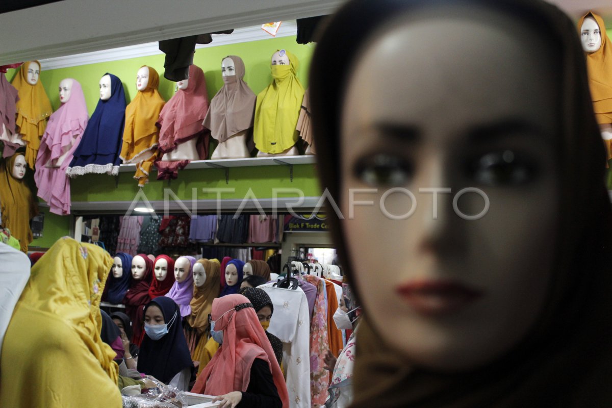 PENJUALAN JILBAB DAN KERUDUNG MENINGKAT DI BOGOR | ANTARA Foto