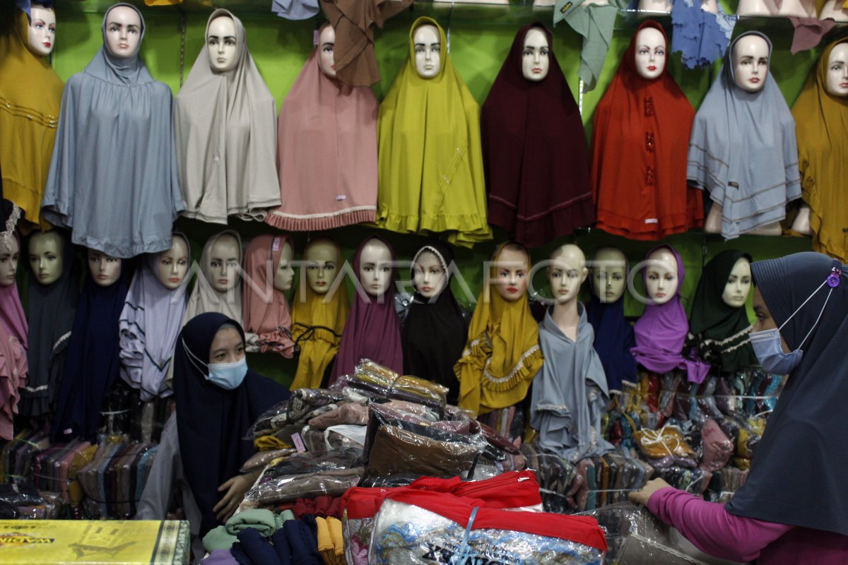 PENJUALAN JILBAB DAN KERUDUNG MENINGKAT DI BOGOR | ANTARA Foto