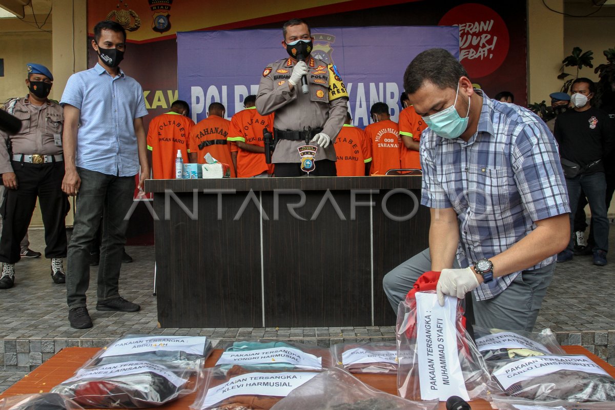 PENYERANGAN DAN PERUSAKAN MOBIL DINAS BEA CUKAI PEKANBARU