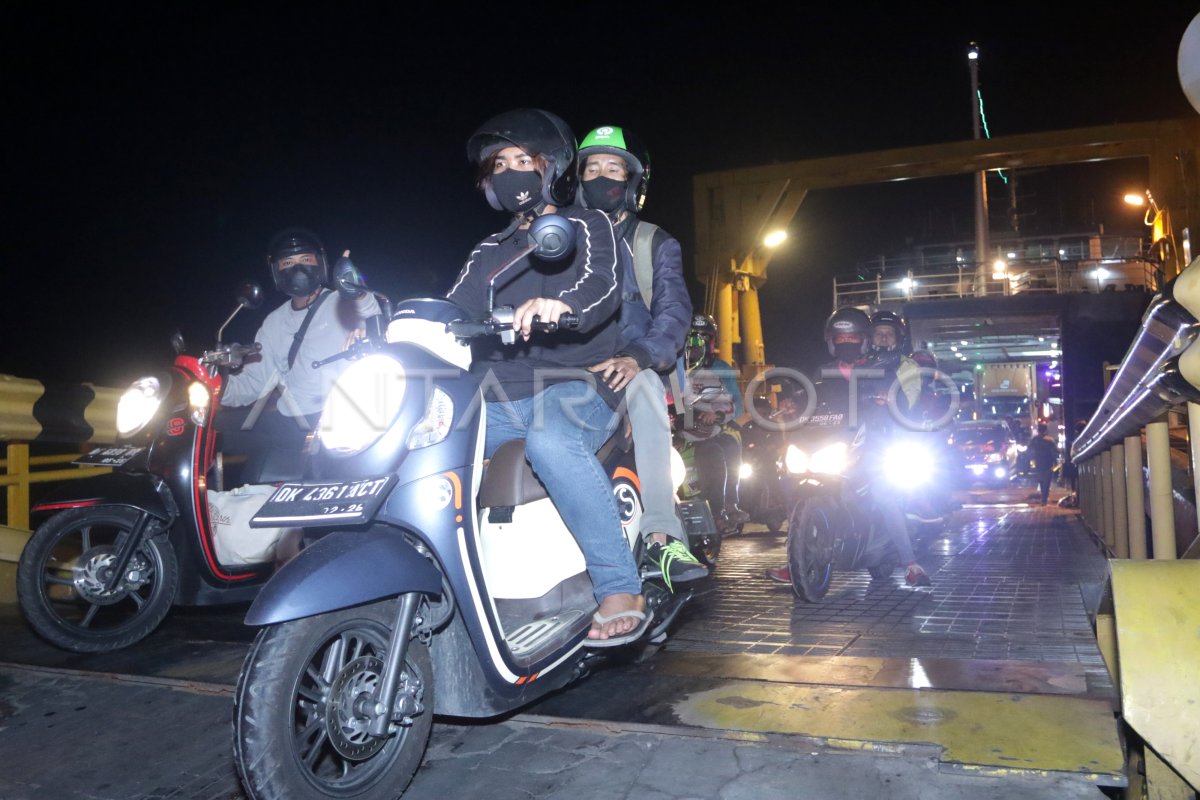 Peningkatan Pemudik Di Pelabuhan Ketapang Antara Foto