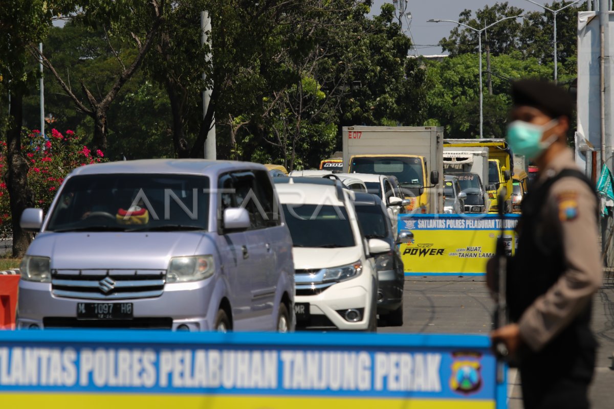 ANTREAN KENDARAAN DI POS PEMERIKSAAN SURAMADU | ANTARA Foto