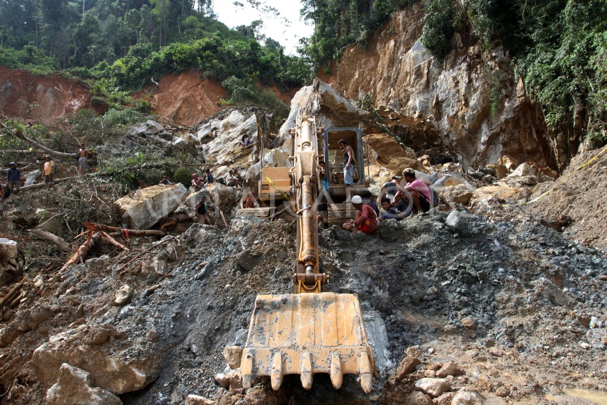 PEKERJA TAMBANG EMAS TERTIMBUN LONGSOR | ANTARA Foto