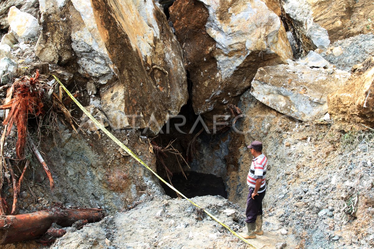 PEKERJA TAMBANG EMAS TERTIMBUN LONGSOR | ANTARA Foto