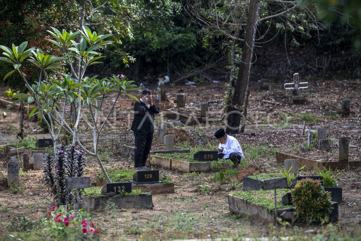 Ziarah Makam Covid Di Palembang Antara Foto