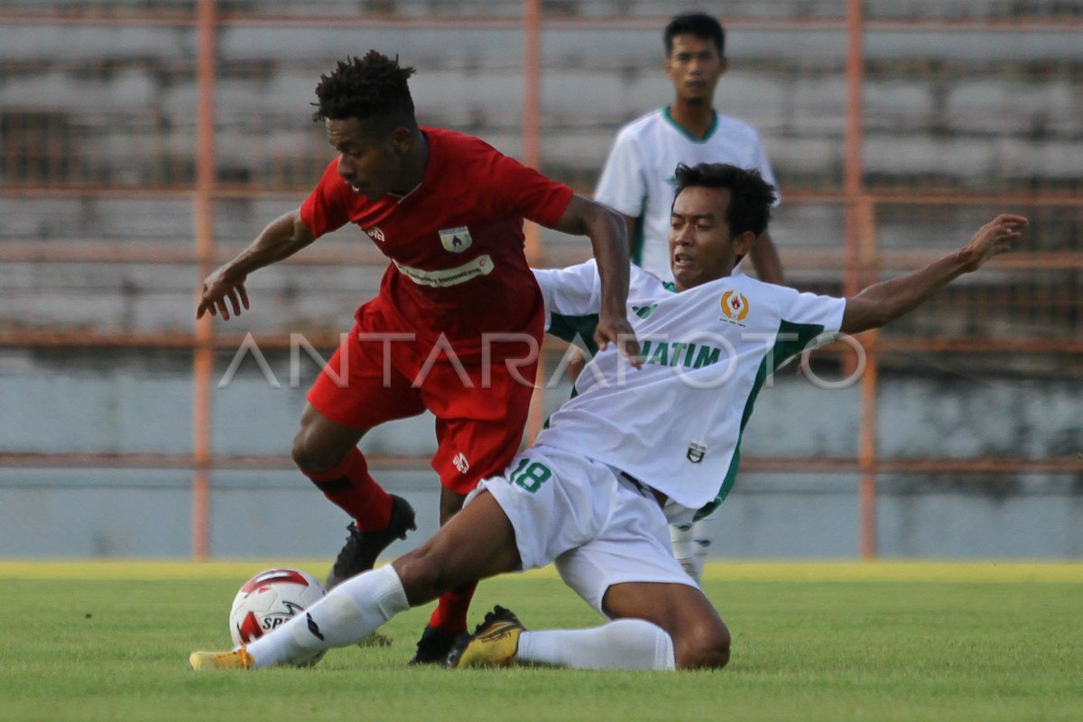 TIM SEPAK BOLA PON JAWA TIMUR LAWAN PERSIPURA | ANTARA Foto