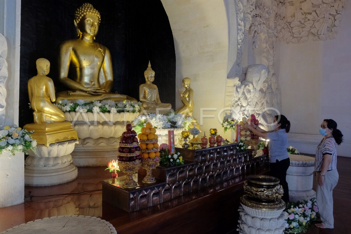 PERSIAPAN HARI RAYA WAISAK DI BALI
