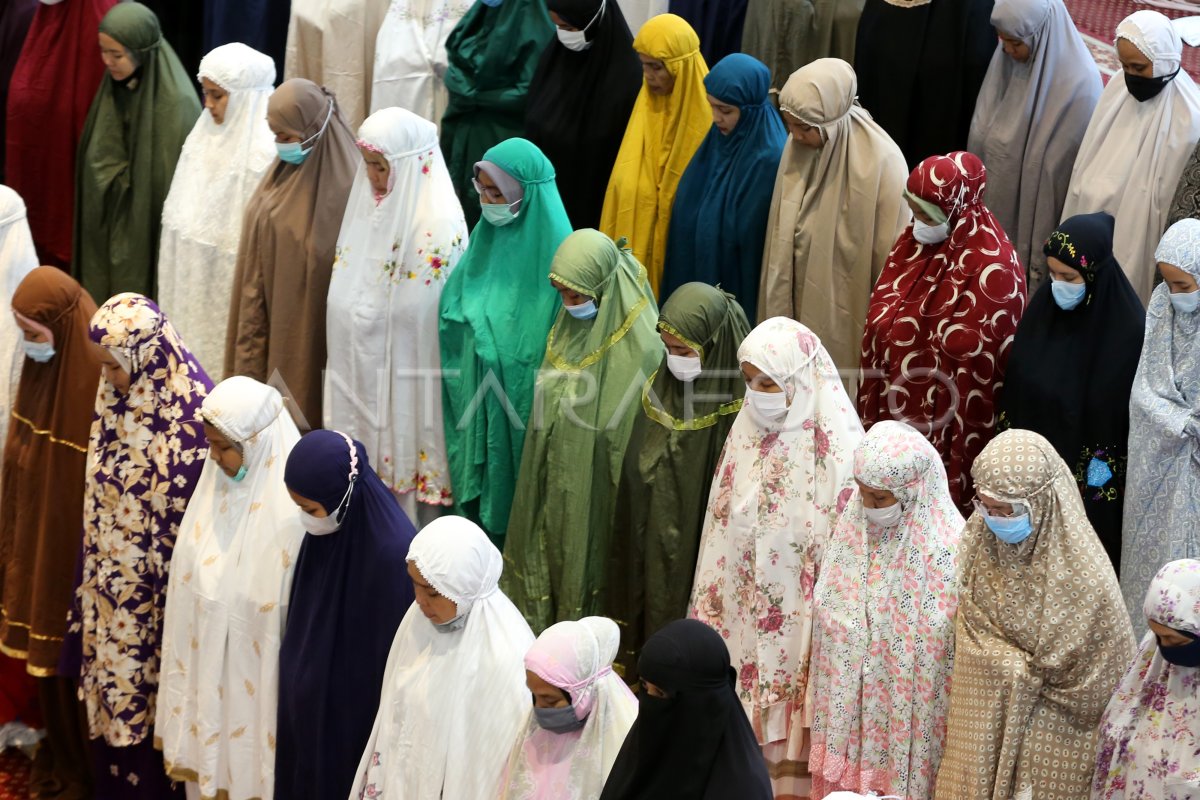 SHALAT GERHANA BULAN DI ACEH | ANTARA Foto