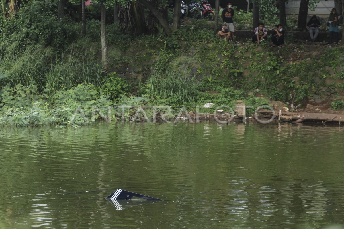 Pesawat Latih Jatuh Di Danau Buperta Antara Foto