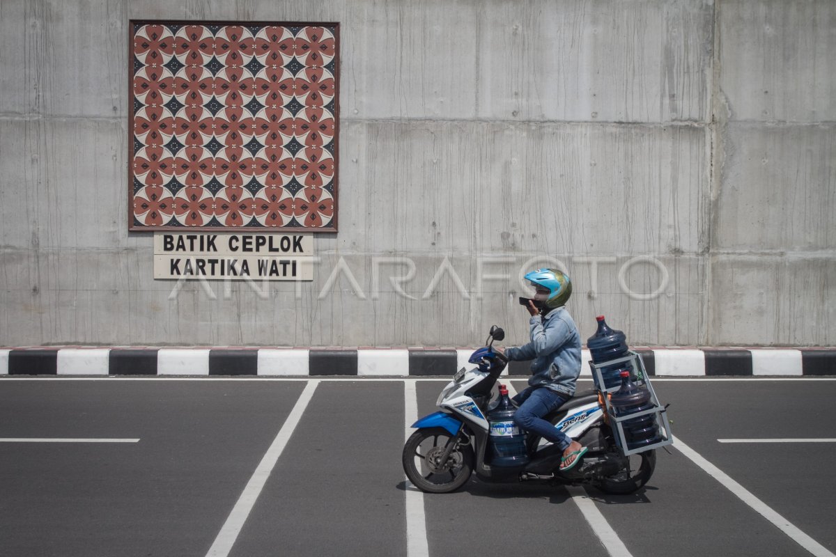 HIASAN ORNAMEN MOTIF BATIK DI DINDING FLYOVER | ANTARA Foto