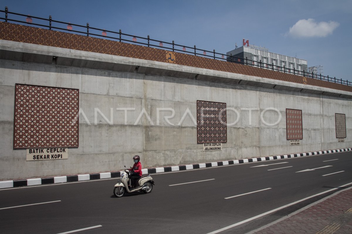 HIASAN ORNAMEN MOTIF BATIK DI DINDING FLYOVER | ANTARA Foto