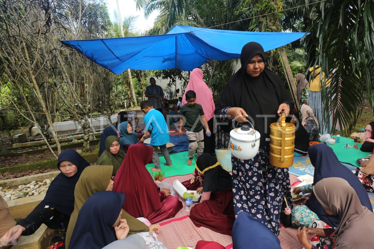 Tradisi Kenduri Kuburan Di Aceh Antara Foto