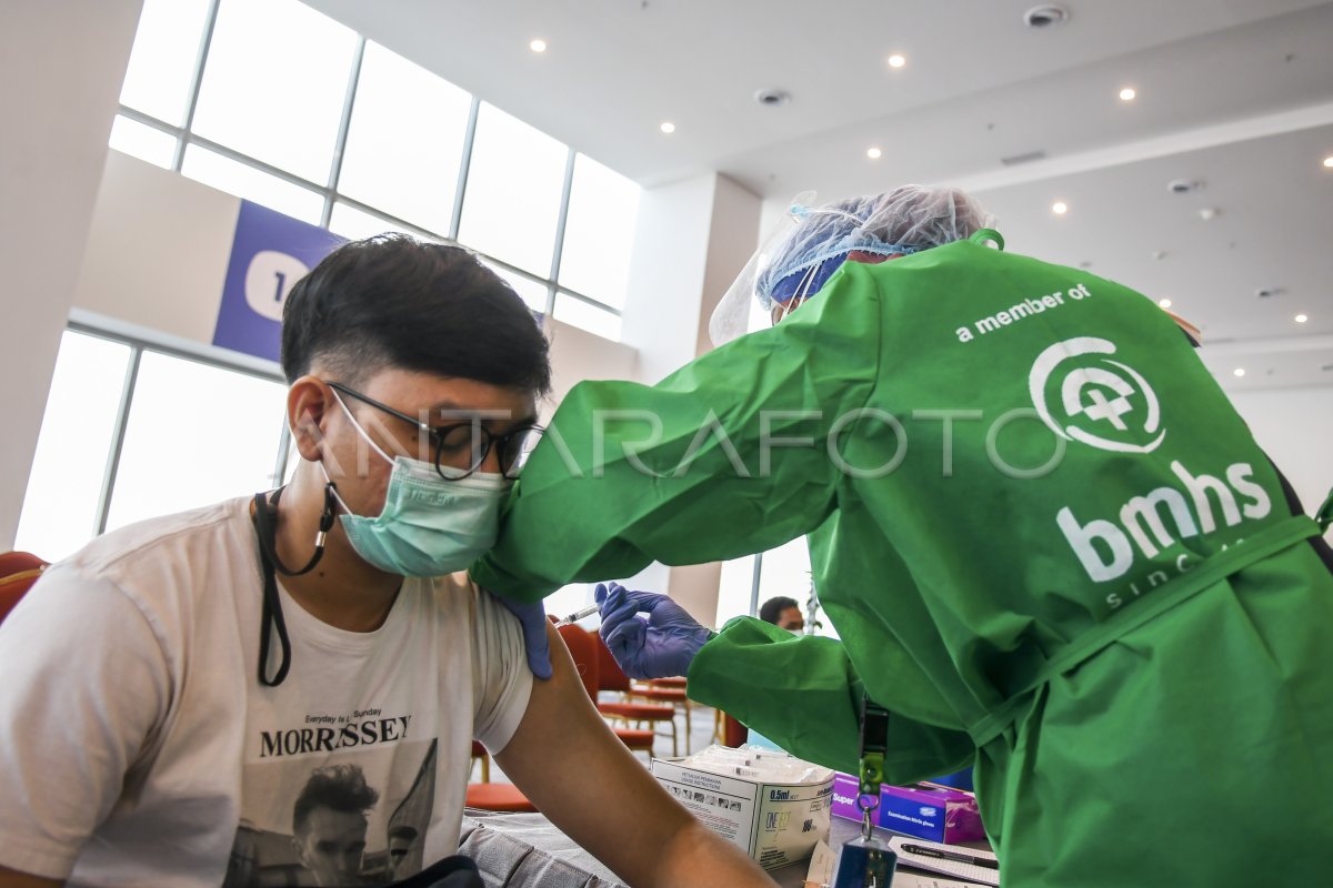 SANDIAGA UNO DISUNTIK VAKSIN COVID19 ASTRA ZENECA ANTARA Foto