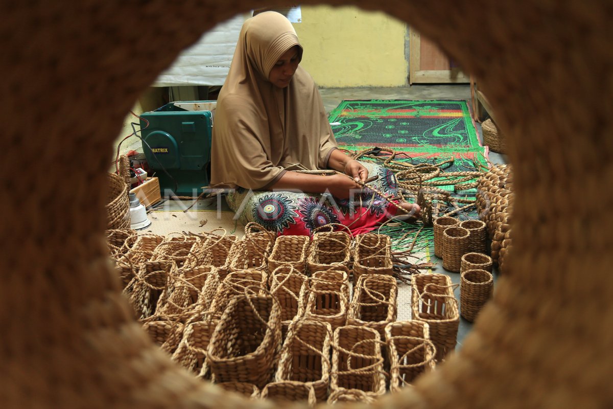 Permintaan Kerajinan Eceng Gondok Antara Foto