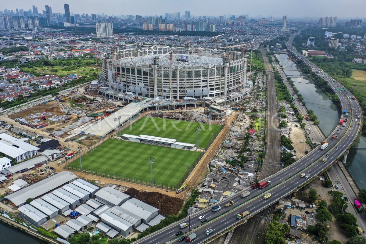 PENGANGKATAN RANGKA ATAP JAKARTA INTERNATIONAL STADIUM | ANTARA Foto