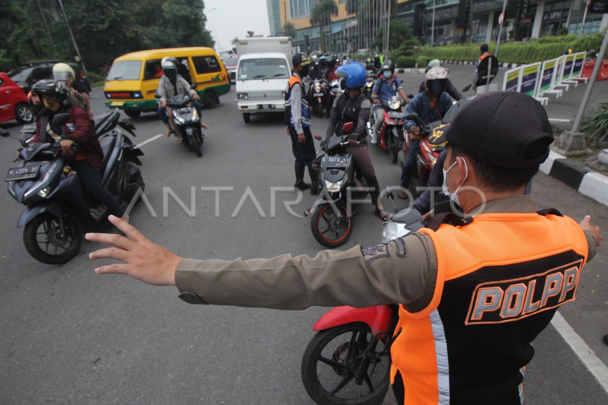 Penyekatan Ppkm Darurat Di Surabaya Antara Foto