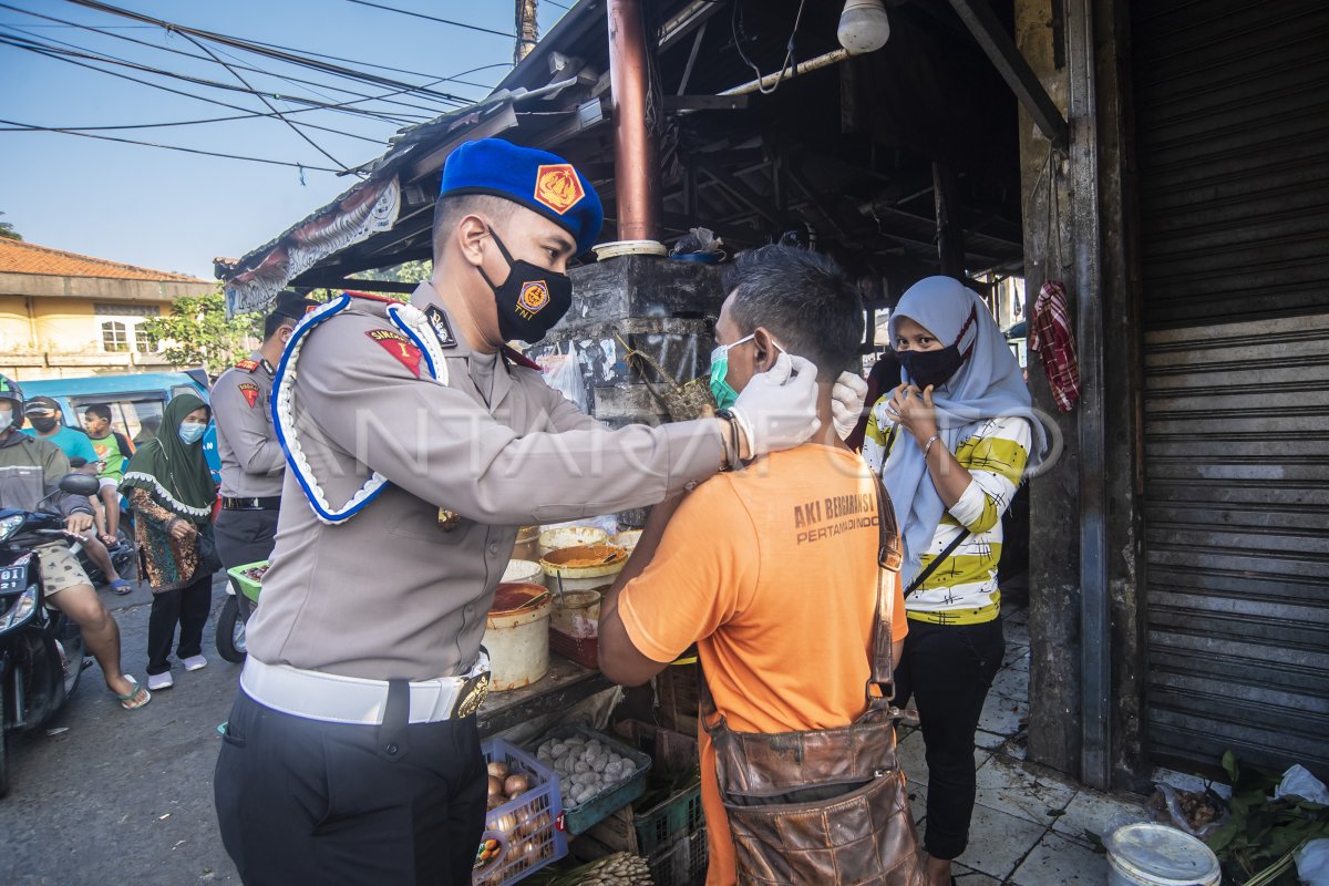 PEMBAGIAN MASKER SAAT PEMBERLAKUAN PPKM DARURAT | ANTARA Foto