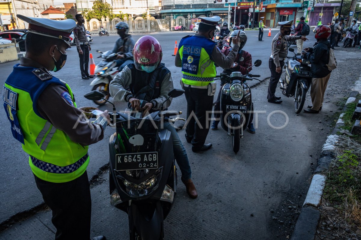 Operasi Penyekatan Ppkm Darurat Di Demak Antara Foto