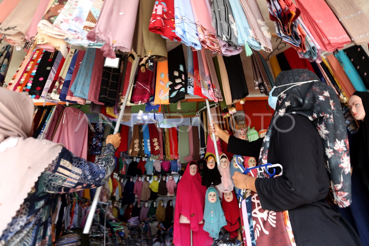 OMZET PENJUALAN BUSANA MUSLIM MENURUN | ANTARA Foto