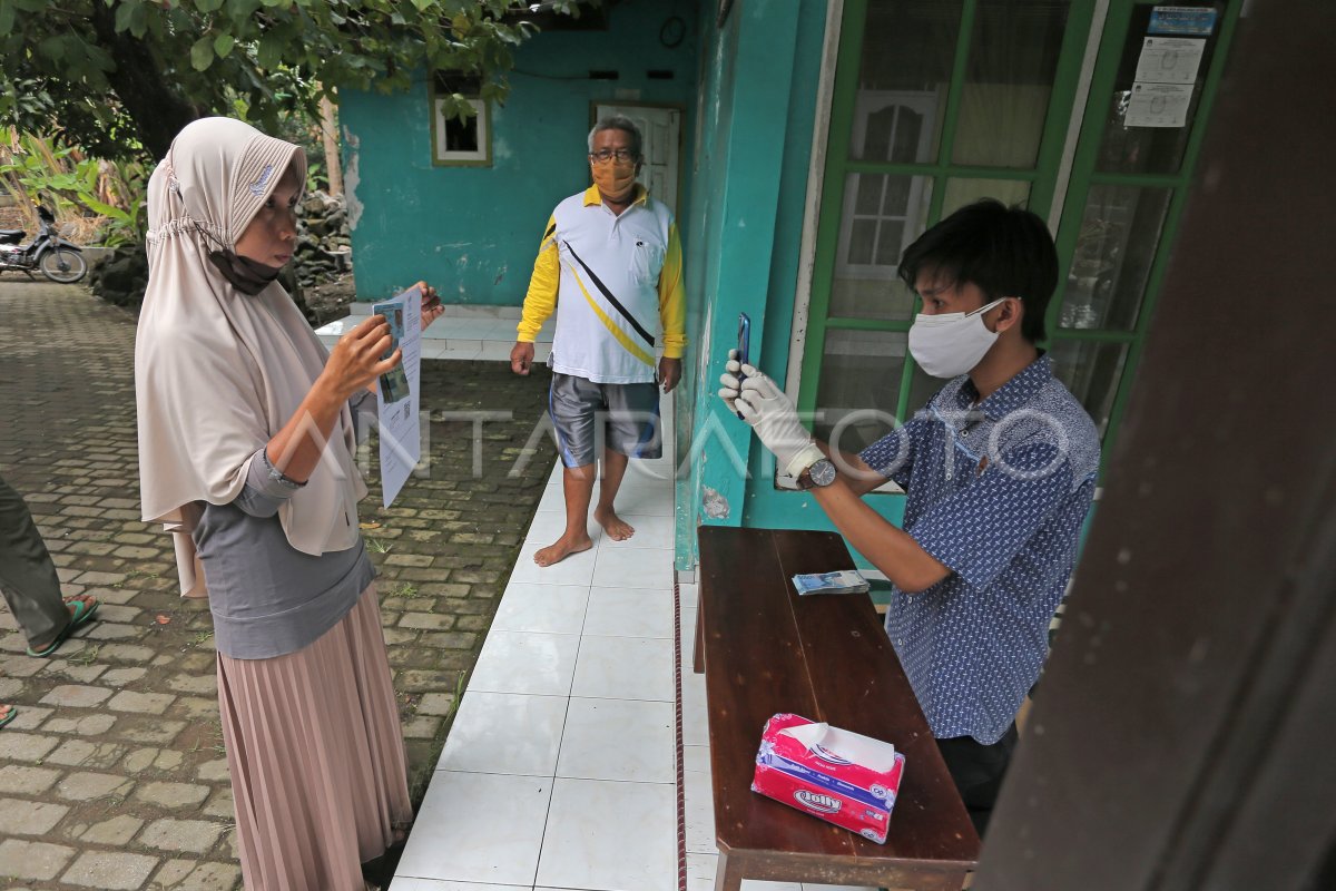 PENYALURAN BANTUAN SOSIAL TUNAI | ANTARA Foto