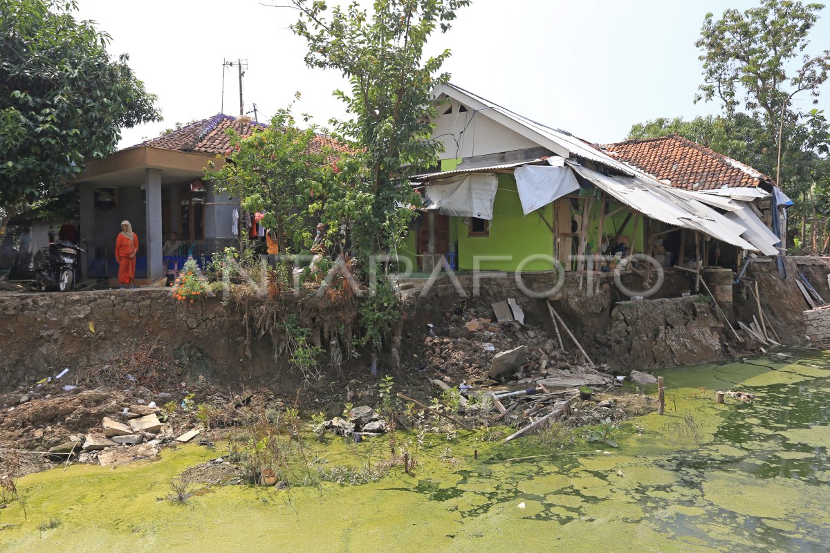 Rumah Warga Terancam Longsor Antara Foto