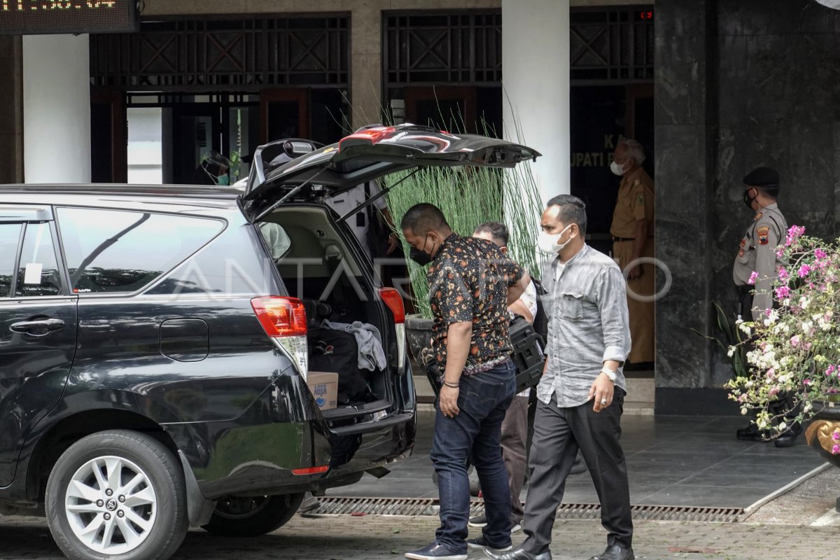 KPK GELEDAH RUMAH DINAS DAN KANTOR BUPATI BANJARNEGARA | ANTARA Foto