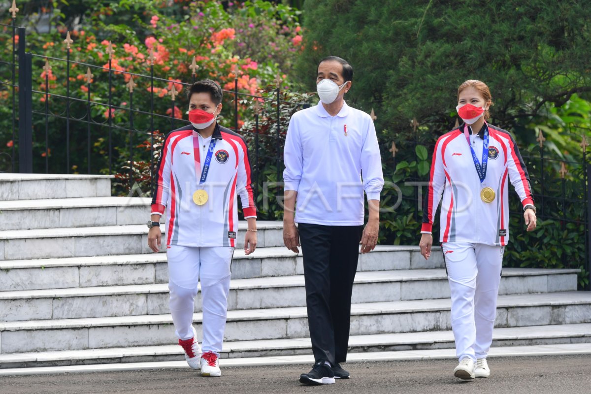 PRESIDEN MENERIMA DAN MEMBERIKAN APRESIASI TIM OLIMPIADE INDONESIA
