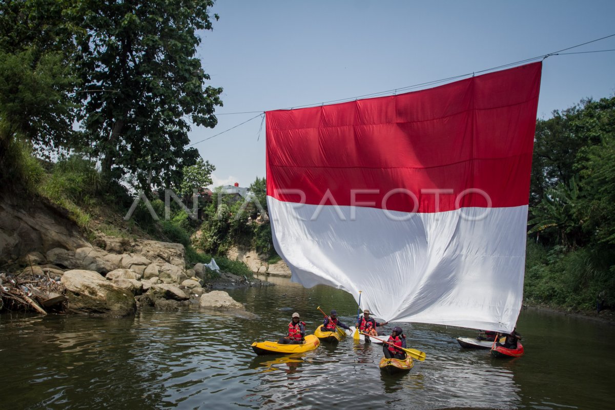 Pengibaran Bendera Merah Putih Di Atas Sungai Antara Foto