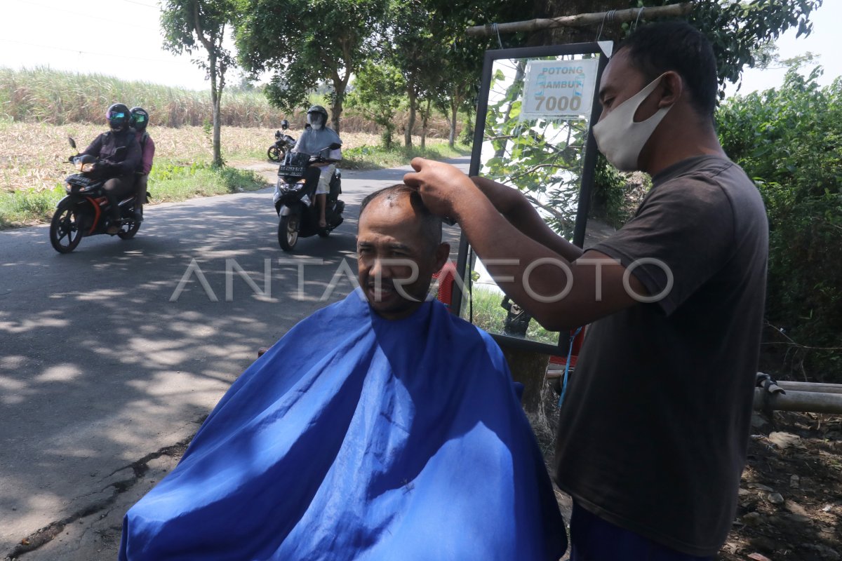 Jasa Pangkas Rambut Di Pinggir Jalan Antara Foto