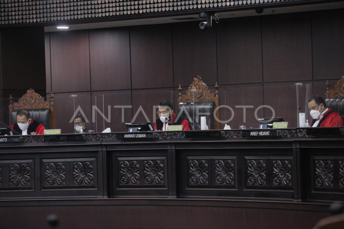 SIDANG PEMBACAAN PUTUSAN UJI MATERI UNDANG-UNDANG CIPTA KERJA | ANTARA Foto