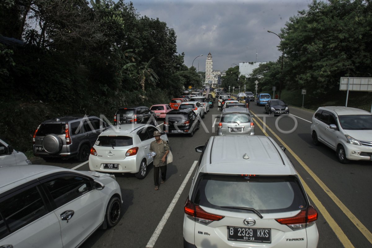 KEPADATAN KENDARAAN DI JALUR PUNCAK BOGOR | ANTARA Foto