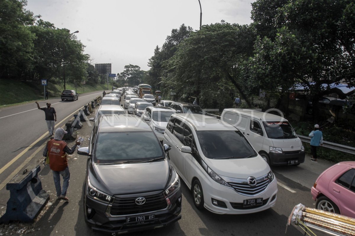 KEPADATAN KENDARAAN DI JALUR PUNCAK BOGOR | ANTARA Foto