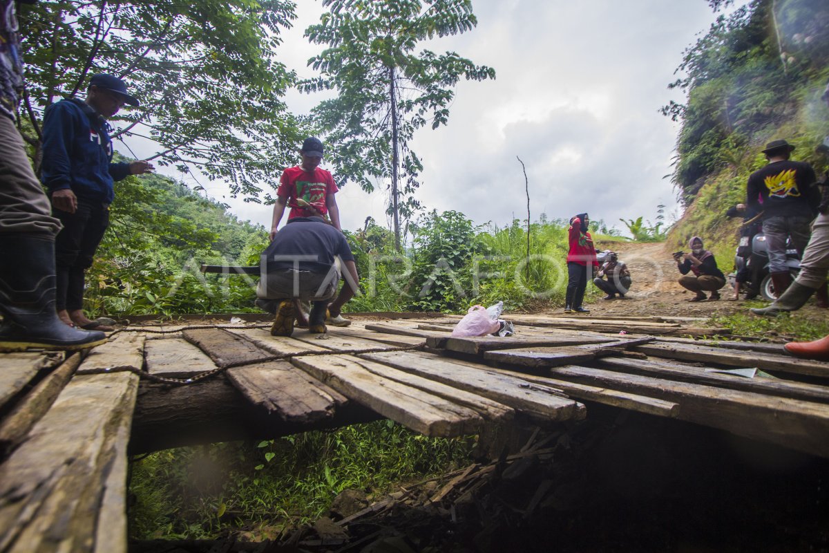 Warga Perbaiki Jembatan Penghubung Antar Desa Di Kalsel Antara Foto