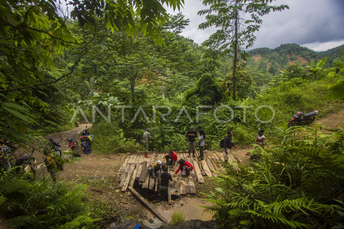 Warga Perbaiki Jembatan Penghubung Antar Desa Di Kalsel Antara Foto