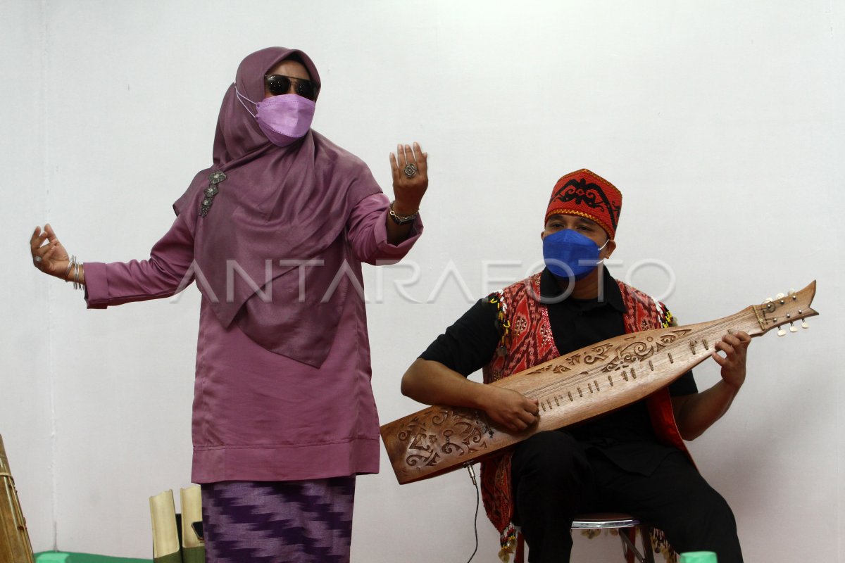 Pameran Alat Musik Tradisional Dayak Dan Melayu Kalbar Antara Foto