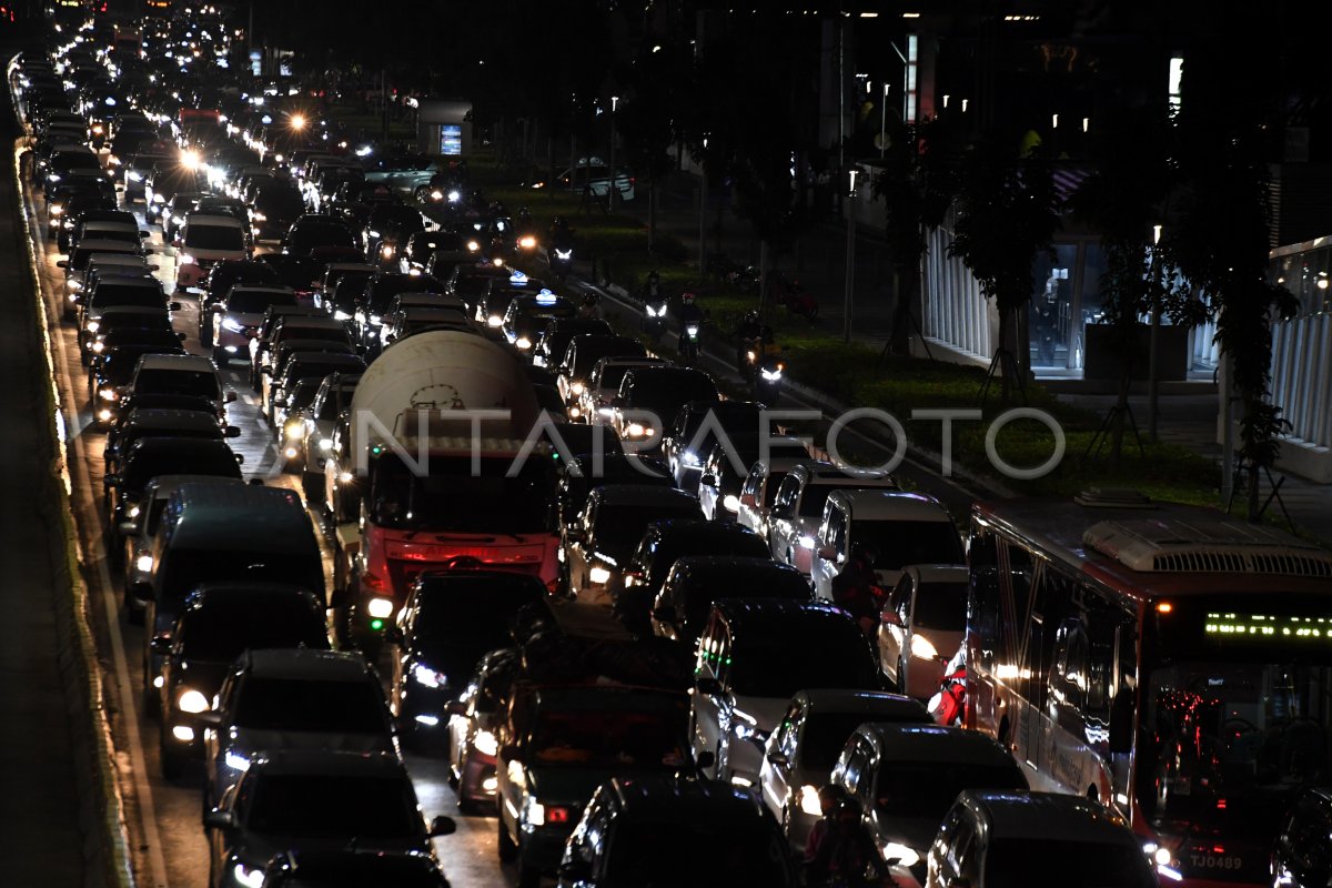 PERPANJANGAN PPKM LEVEL 3 DI JAWA BALI | ANTARA Foto